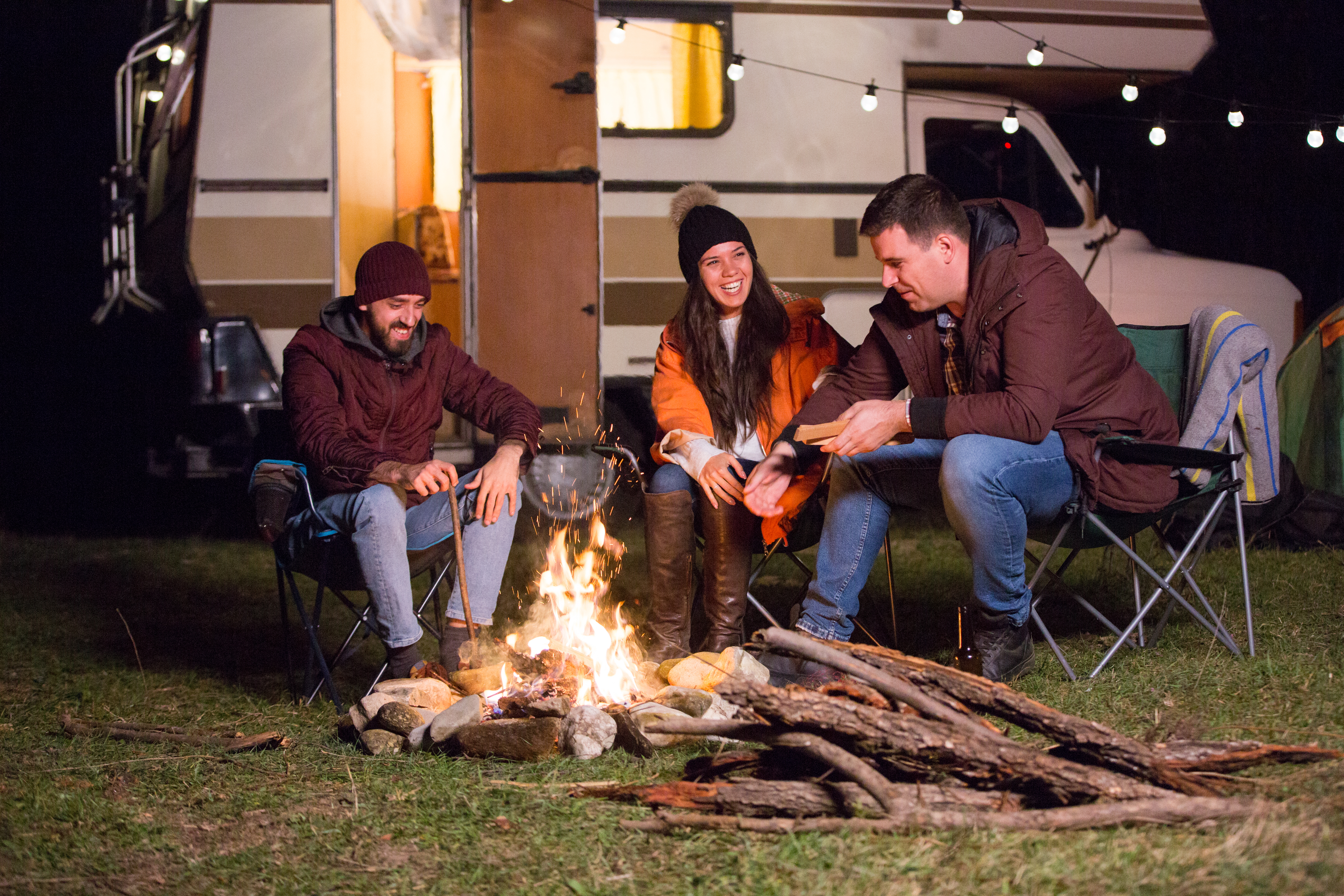 Partage autour d'un feu de camp